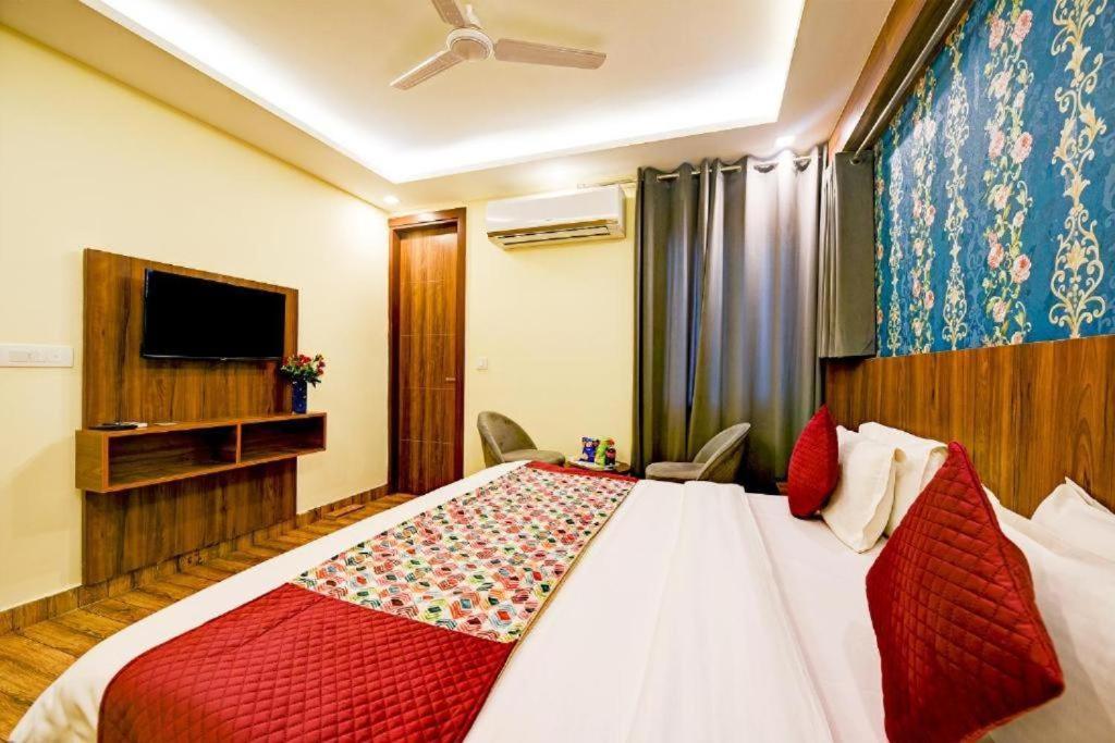 Hotel Rosewood Near Delhi Airport 뉴델리 외부 사진